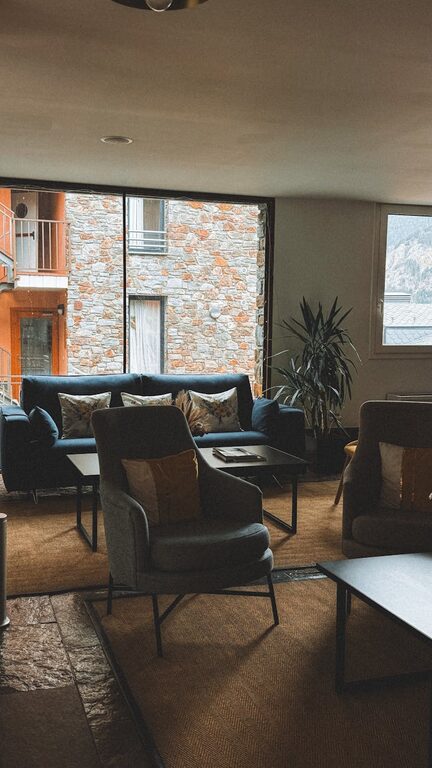 Quick Ideas to Brighten a Dark Room Instantly